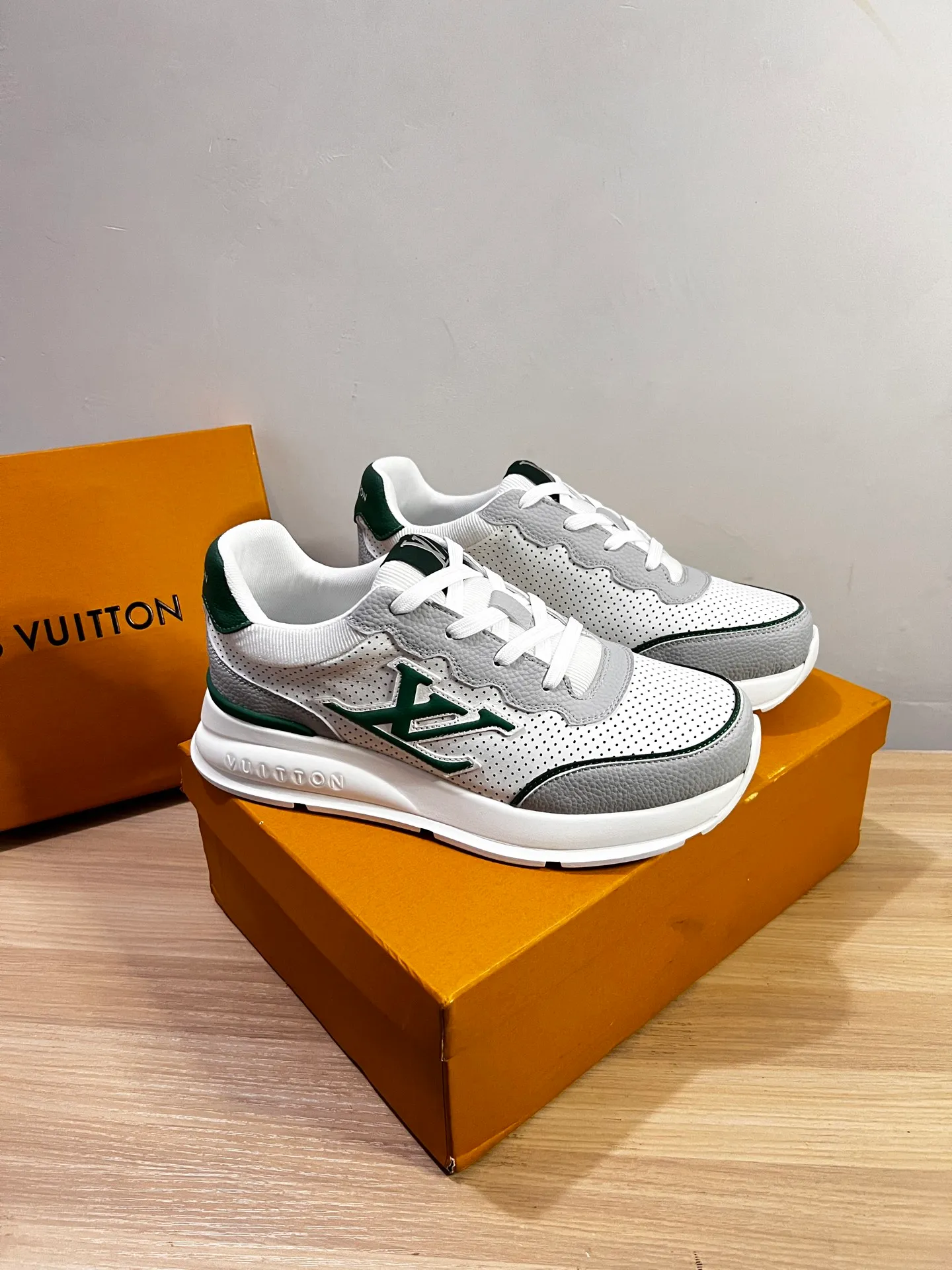 Factory price: 438💰LV men's classic casual sneakers. This sneaker is made of soft cow leather and has a classic logo. The classic logo shapes the elegant upper. The thick yet lightweight rubber outsole is embossed with the Louis Vuitton logo. The padded insole and technical lining once again upgrade the comfort experience. The calfskin lining imported from Italy is high-end and comfortable, and the original outsole is light and wear-resistant! Purely handmade, details determine quality! Size: 38-45, customized 45